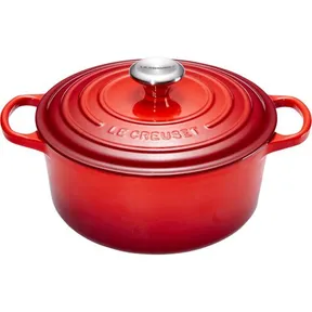 Product photo of a cast iron skillet from Le Creuset