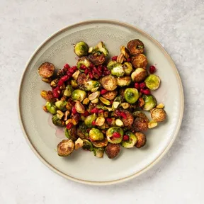 Foto van gebakken spruitjes met pistache en granaatappel