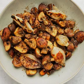 Photo of a plate of chestnut mushrooms baked in the oven with chestnuts, shallots and za'atar