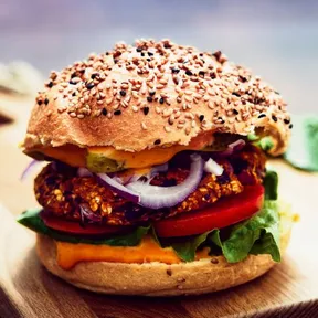 Vegan burger van zoete aardappel en zwarte bonen van de zijkant