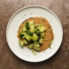 Foto van Ottolenghi's komkommersalade à la Xi'an op een bordje, van bovenaf