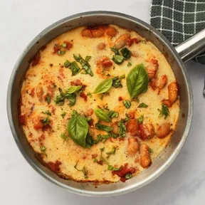 Foto van een pan met pizzabonen met simpele mozzarella van cashewnoten