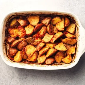 Foto van een ovenschaal met Portugese ovenaardappels