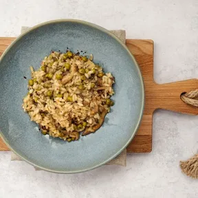 Photo of a plate of risotto with mushrooms and peas