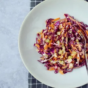 Foto van rode koolsalade op een bord