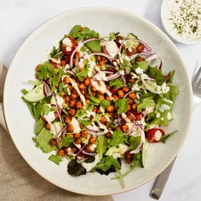 Foto van salade met shoarma van kikkererwten