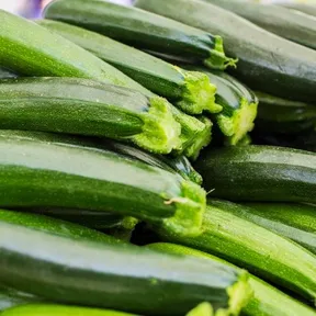 Stockfoto van een stapel rauwe courgettes