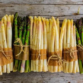 Stockfoto van bundeltjes witte en groene asperges