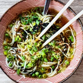 Foto van een kom misosoep met noedels en doperwtjes - perfect voor een thuiswerklunch