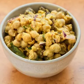 Photo of a bowl of a plant-based alternative to chicken curry salad based on chickpeas