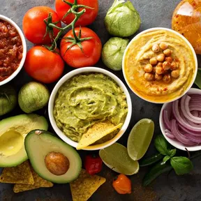 Stockfoto van verschillende vegan dips en groenten