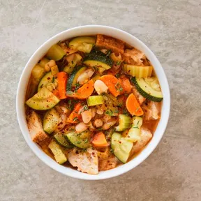 Foto van een kom Ribollita - Goed gevulde Toscaanse maaltijdsoep met veel groenten en brood