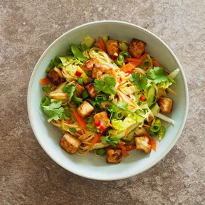 Foto van een kom met Vietnamese noedelsalade met rijstnoedels en gemarineerde tofu uit de airfryer